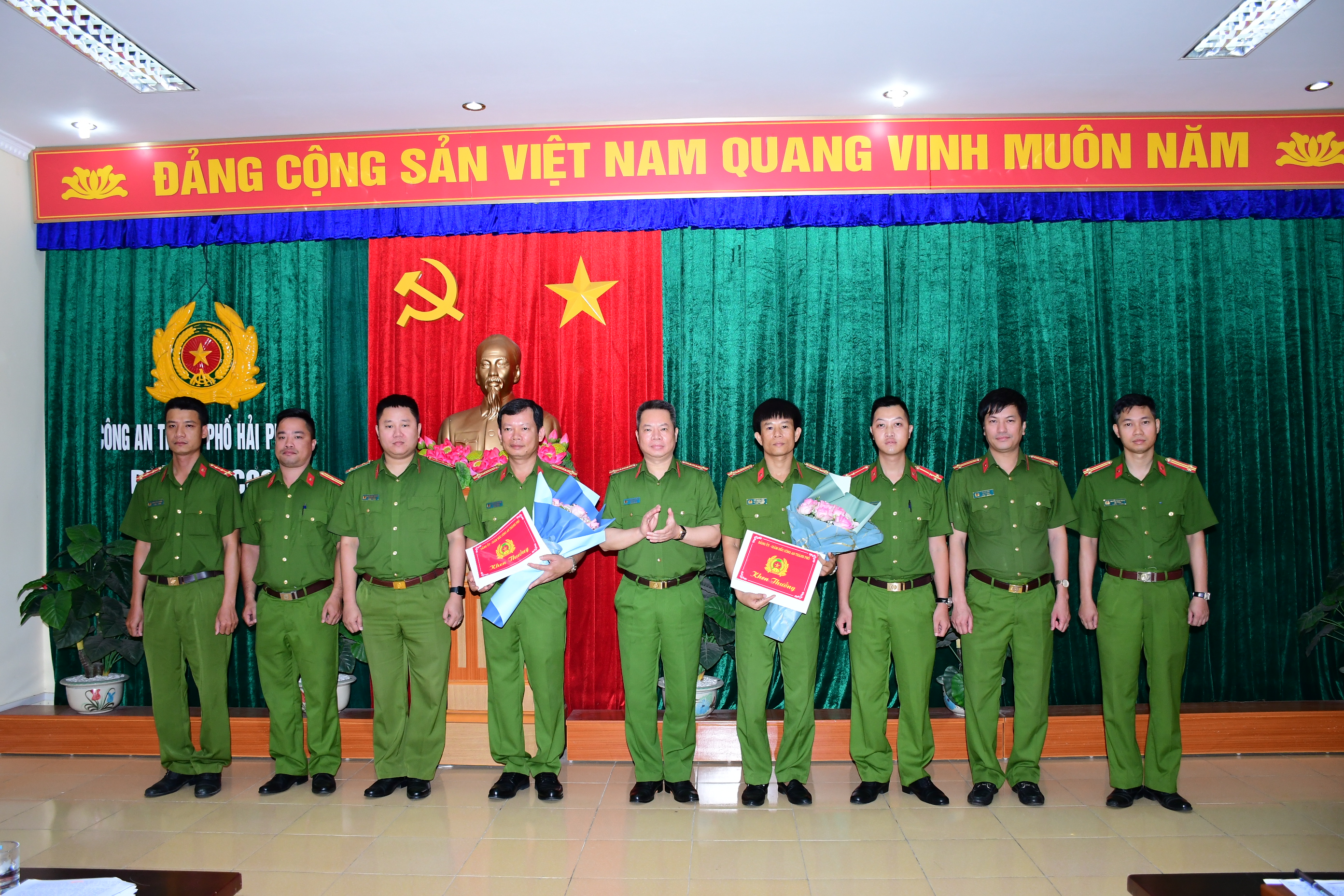 Khen thưởng Phòng Cảnh sát kinh tế phá 03 vụ mua bán trái phép hóa đơn giá trị gia tăng